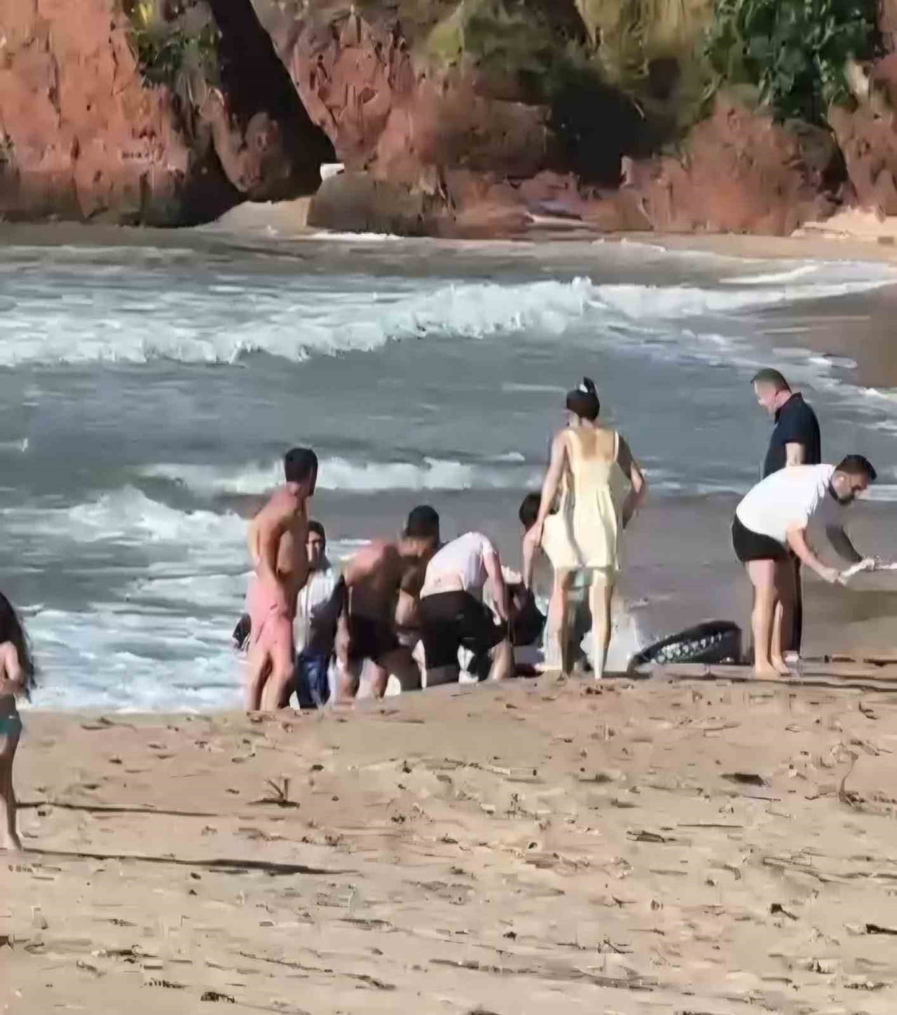 BARTIN'IN AMASRA İLÇESİNE BAĞLI ÇAKRAZ KÖYÜ'NDE DENİZE GİREN VE DALGALAR NEDENİYLE BOĞULMA...