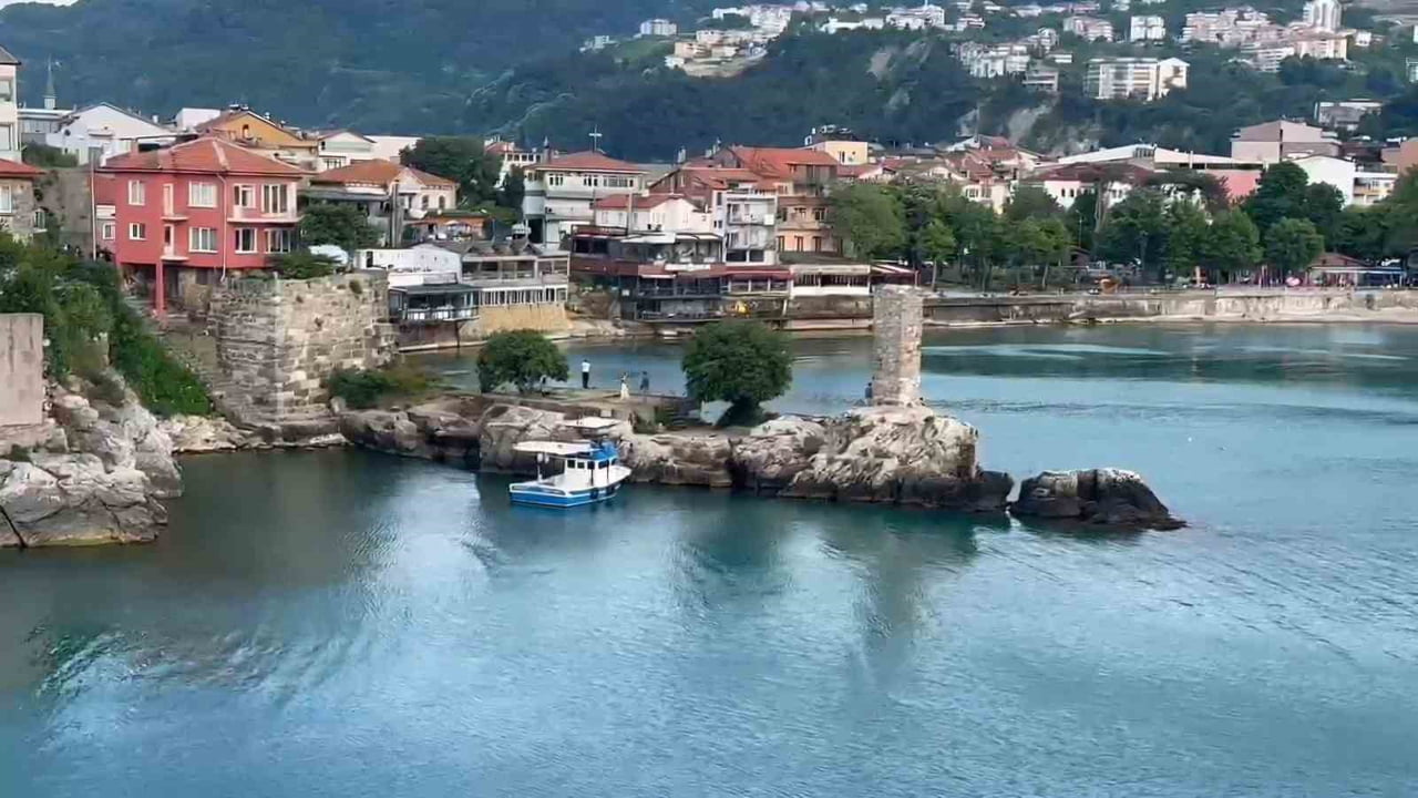 BARTIN'IN AMASRA İLÇESİNE İSMİNİ VEREN KRALİÇE AMASTRİS’İN DENİZE GİRDİĞİ YER OLARAK BİLİNEN...