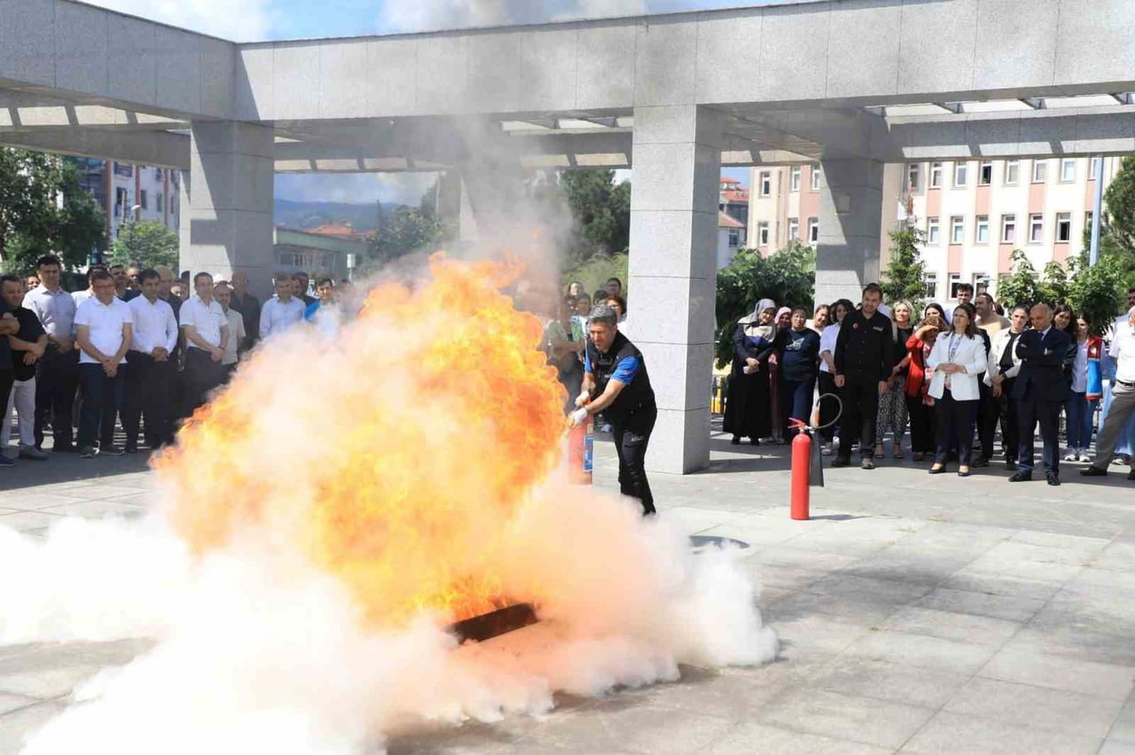BARTIN AFET VE ACİL DURUM MÜDÜRLÜĞÜ EKİPLERİ TARAFINDAN, VALİLİK HİZMET BİNASINDA GÖREV YAPAN...