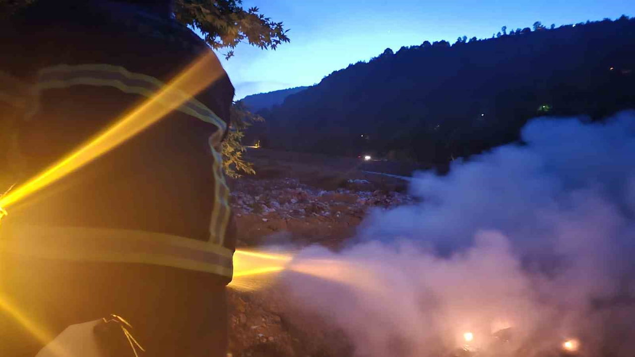 BARTIN’IN ULUS İLÇESİNE BAĞLI KUMLUCA BELDESİNDE ÇIKAN YANGIN İTFAİYE EKİPLERİ TARAFINDAN KISA...