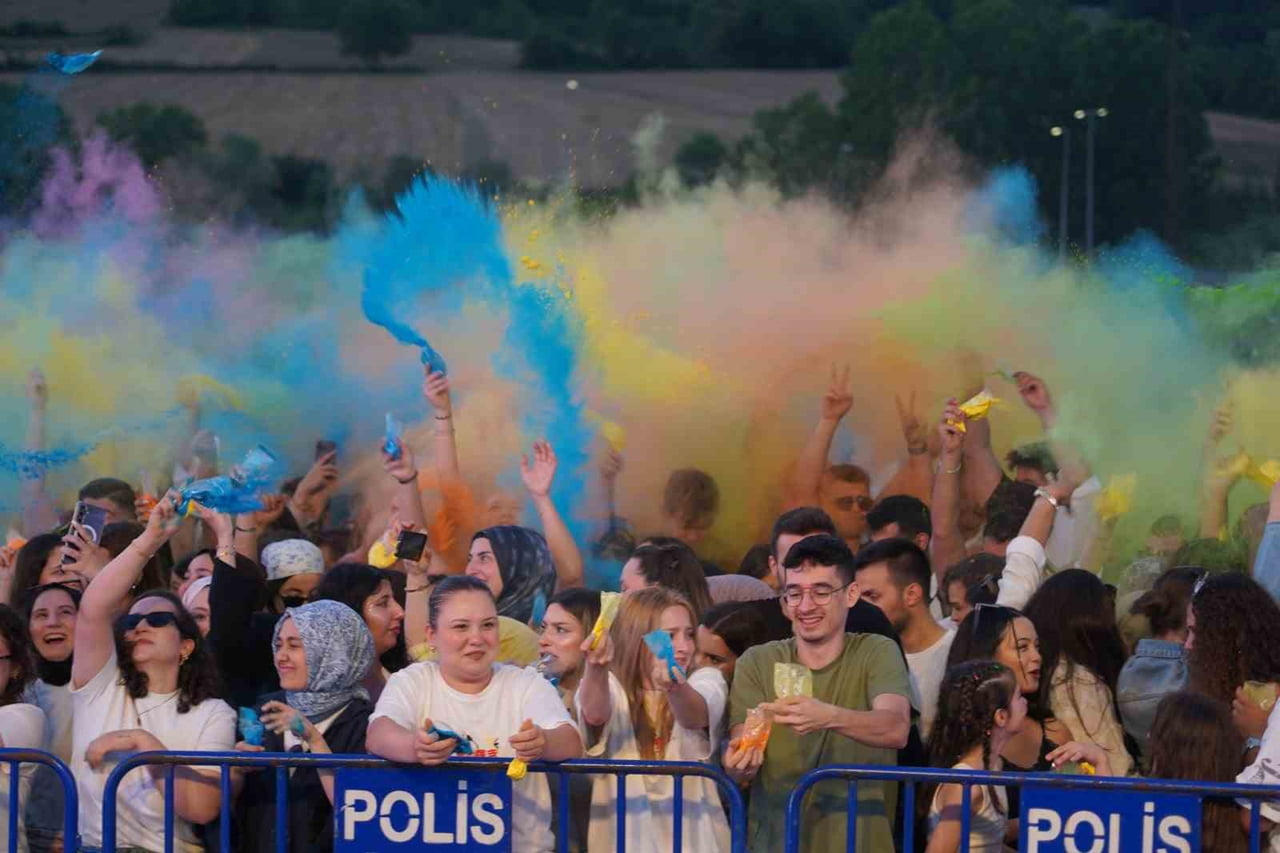 BARTIN ÜNİVERSİTESİ (BARÜ) GELENEKSEL OLARAK DÜZENLEDİĞİ BARÜFEST İLE BİNLERCE ÖĞRENCİYİ MÜZİK VE...