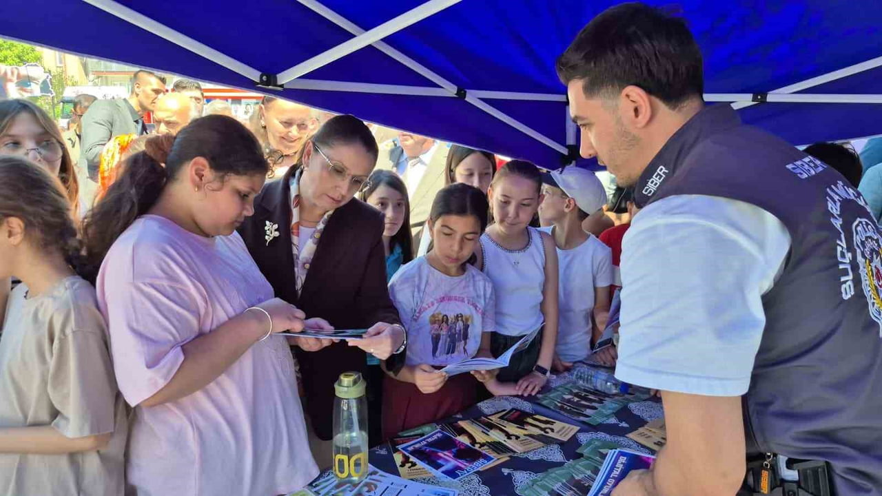 BARTIN VALİSİ NURTAÇ ARSLAN, SİNEMA TIRINDA ÇİZGİ FİLM İZLEDİ MEYDANDA KURULAN STANTLARI GEZEN...