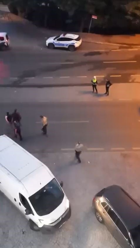 BAŞAKŞEHİR'DE GECE SAATLERİNDE MOTOSİKLET İLE DÜKKAN KURŞUNLAYAN İKİ ŞÜPHELİ SUÇÜSTÜ...