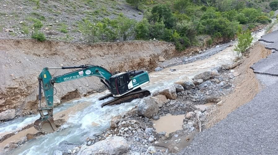 BAŞBAĞLAR GRUP KÖY YOLUNDA ONARIM ÇALIŞMALARI SÜRÜYOR