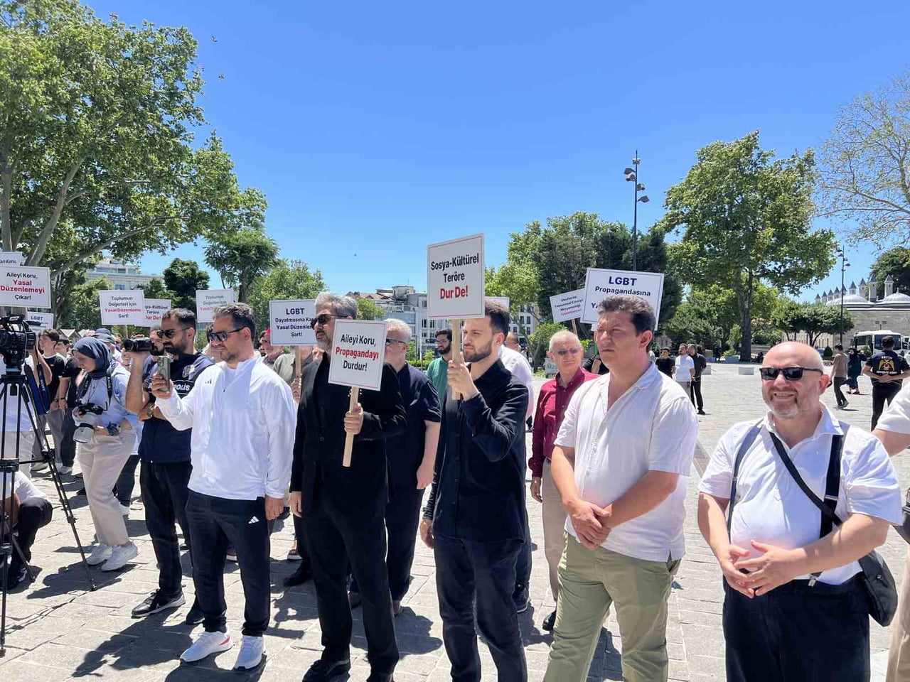 BASIN AÇIKLAMASININ ARDINDAN GRUP, AÇTIKLARI PANKARTLARLA MESAJLARINI KAMUOYUNA DUYURDU. AÇIKLAMA...
