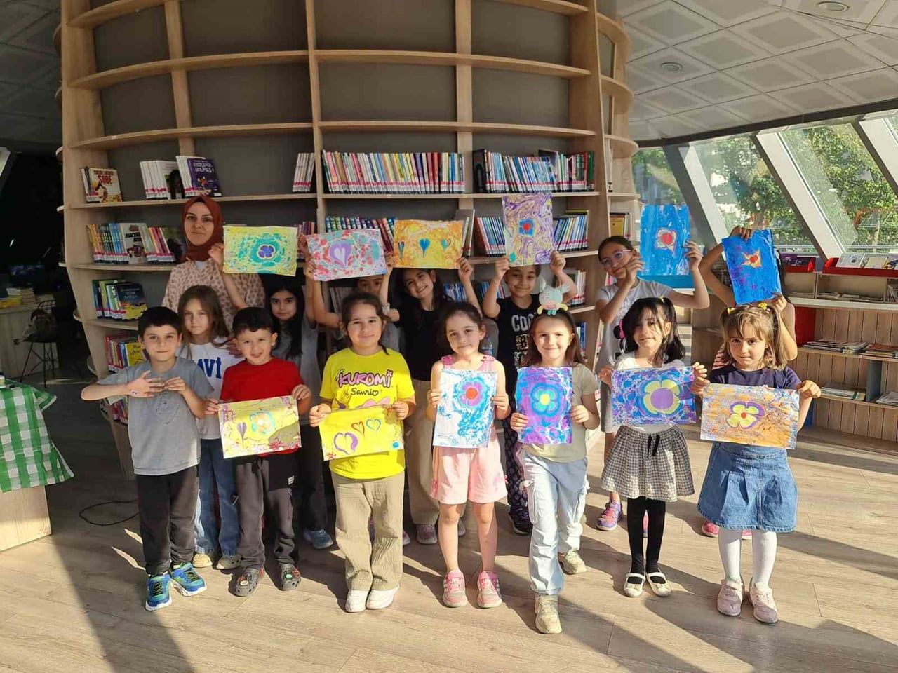 BAŞİSKELE'DE BELEDİYE TARAFINDAN DÜZENLENEN ATÖLYE ÇALIŞMASINDA ÇOCUKLAR, GELENEKSEL EBRU...