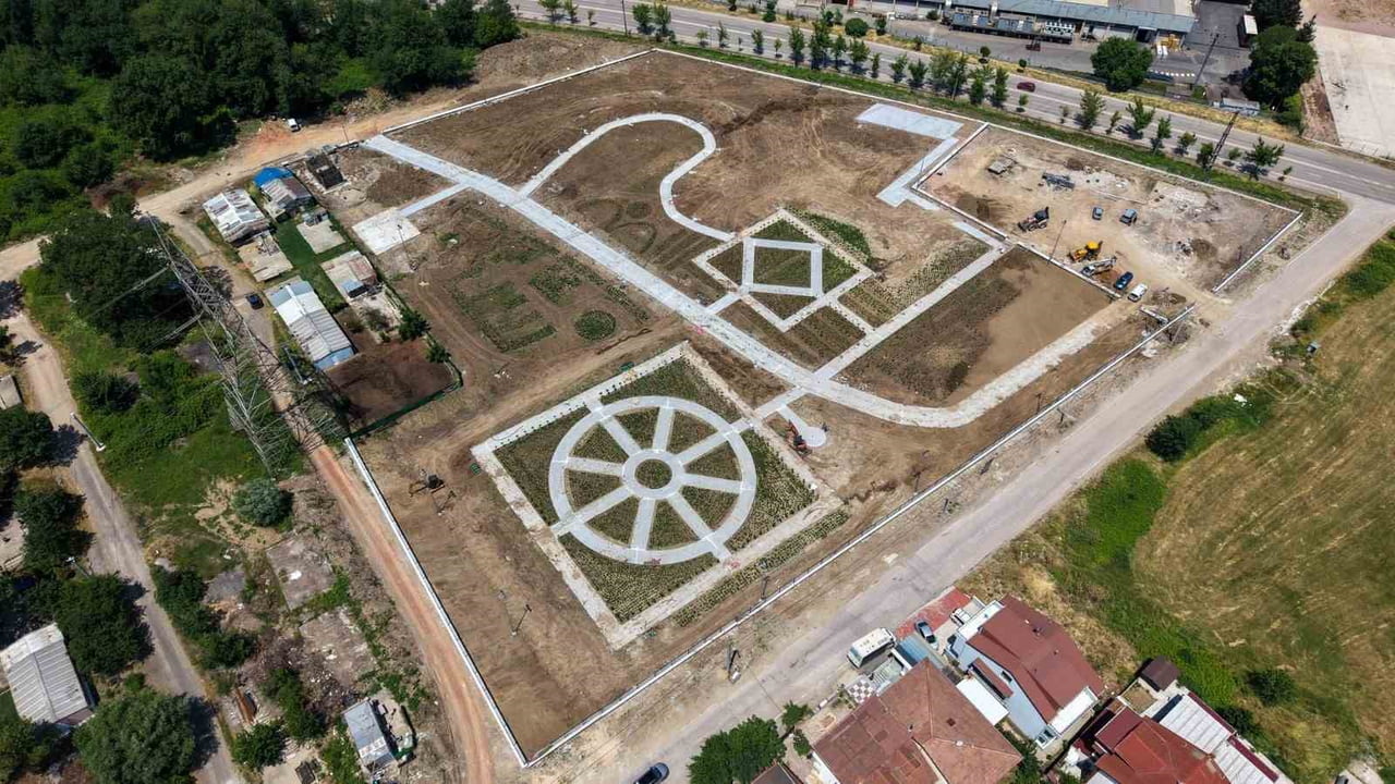 BAŞİSKELE'DE "GÜL BAHÇESİ" PROJESİNDE İLK GÜL FİDANLARI TOPRAKLA BULUŞTU. KENT ESTETİĞİNE DEĞER...
