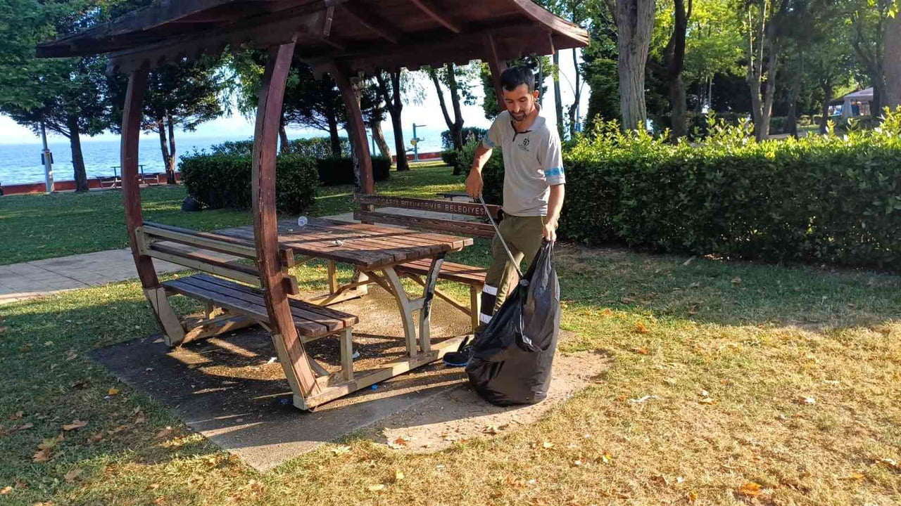 BAŞİSKELE SAHİLİ'NDE YÜRÜTÜLEN TEMİZLİK VE BAKIM ÇALIŞMALARIYLA KIYI ŞERİDİ DAHA TEMİZ, DÜZENLİ VE...