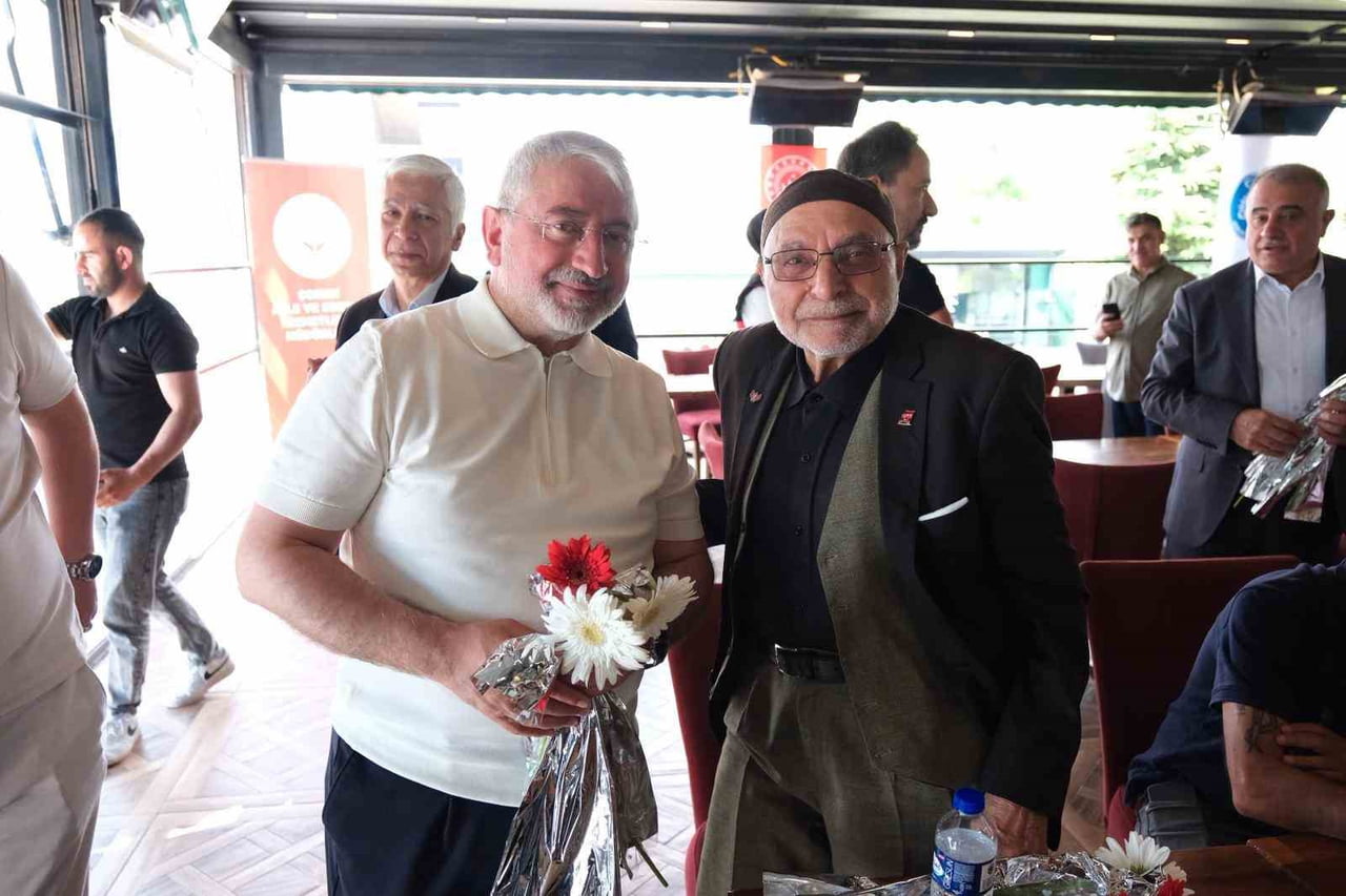 BAŞKAN AŞGIN, BABALARA HEDİYE TAKTİM ETTİ.