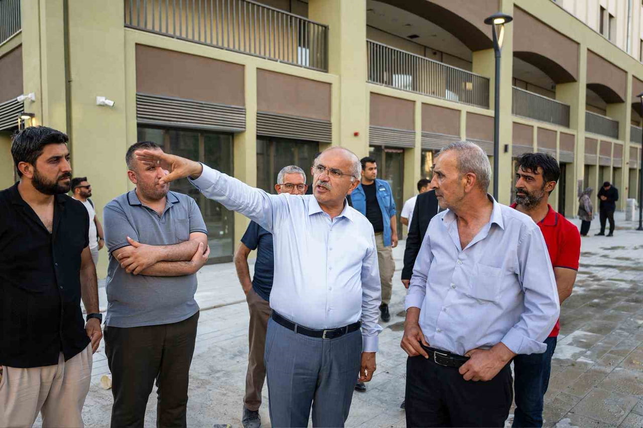 BAŞKAN ER ÇARŞI MERKEZİNDE İNCELEMELERDE BULUNDU