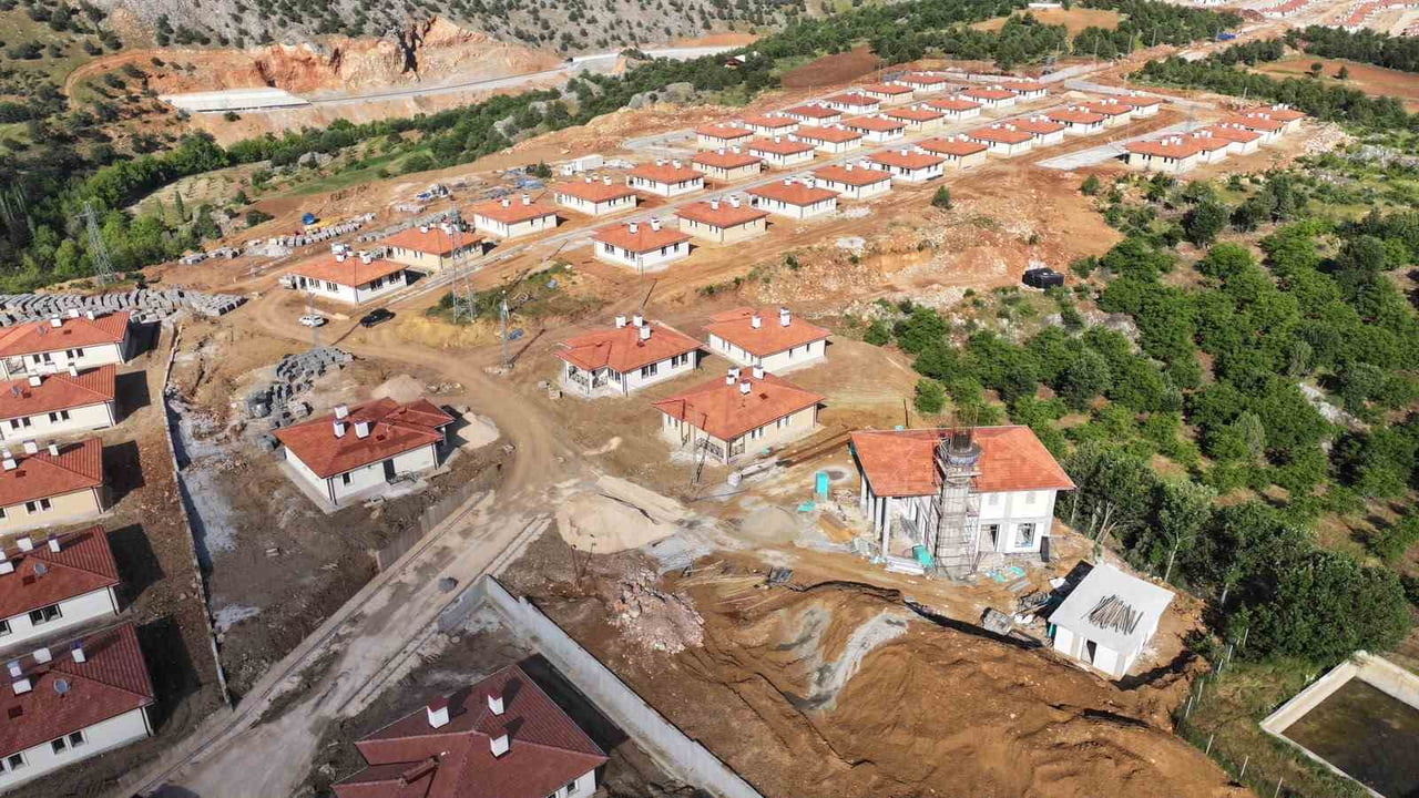 BAŞKAN ER DOĞANŞEHİR'DE DEPREM KONUTLARINI İNCELEDİ