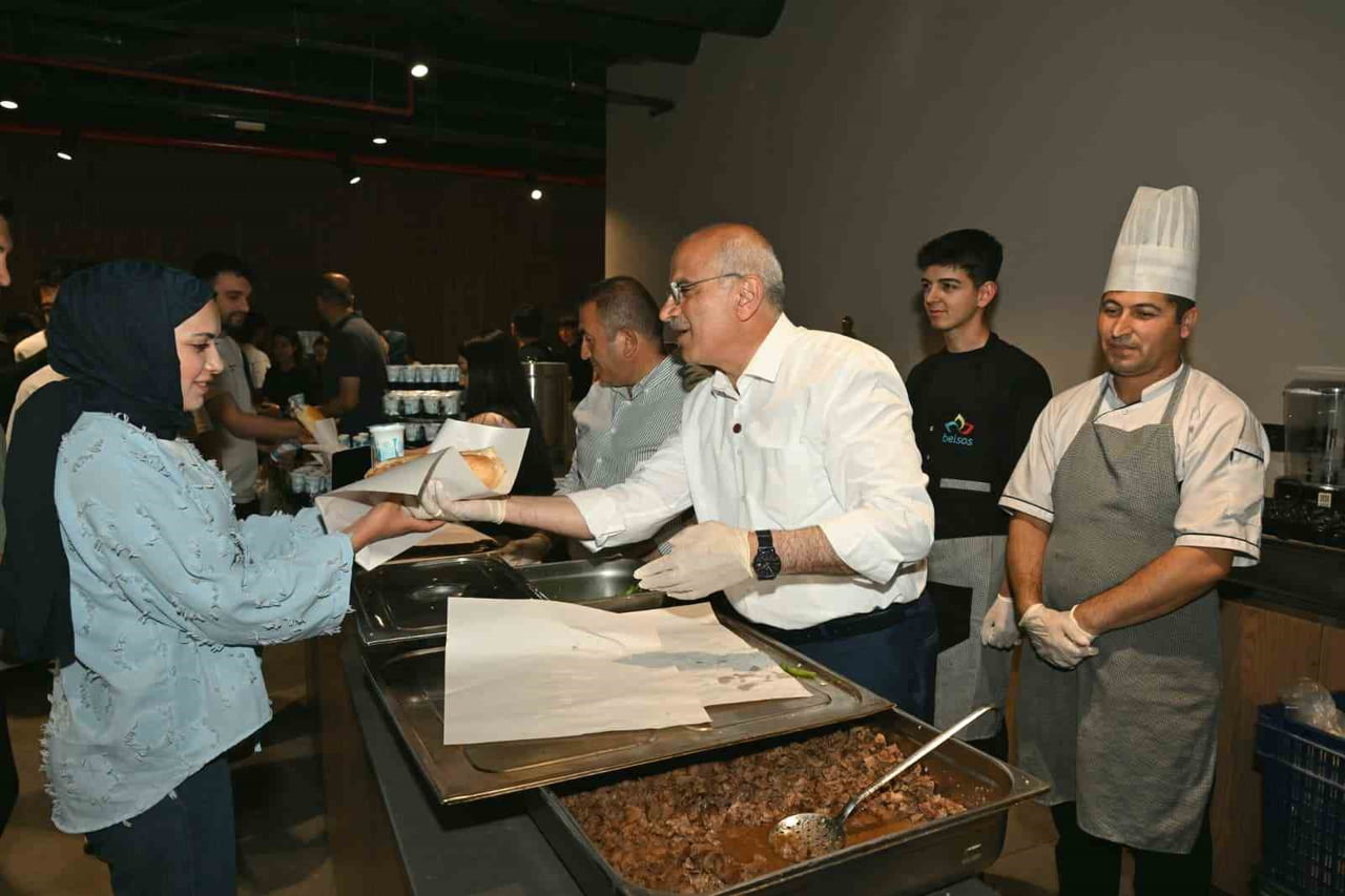 BAŞKAN ER, ÖĞRENCİLERE YEMEK DAĞITTI