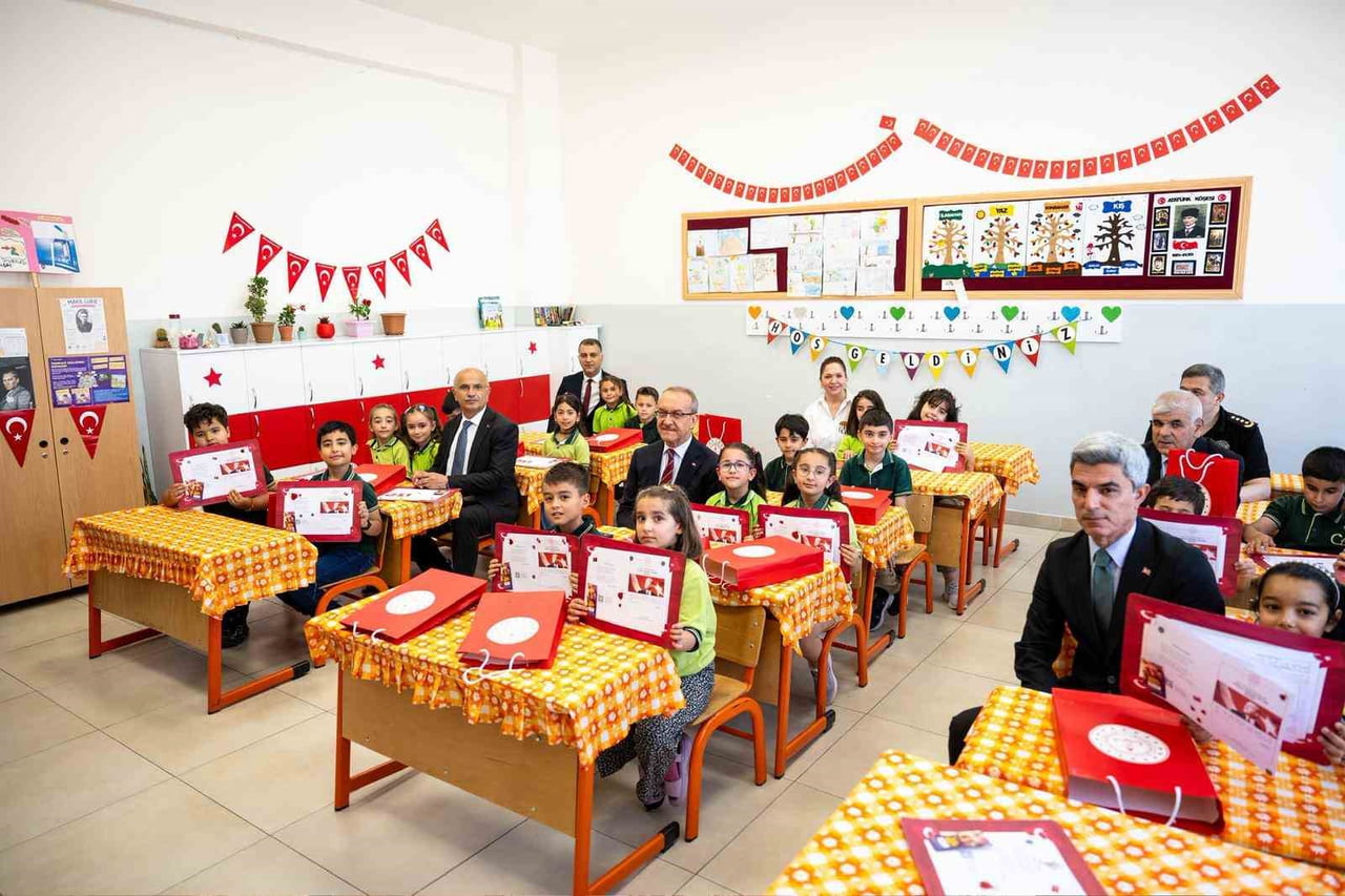 BAŞKAN ER ÖĞRENCİLERİN KARNE HEYECANINA ORTAK OLDU
