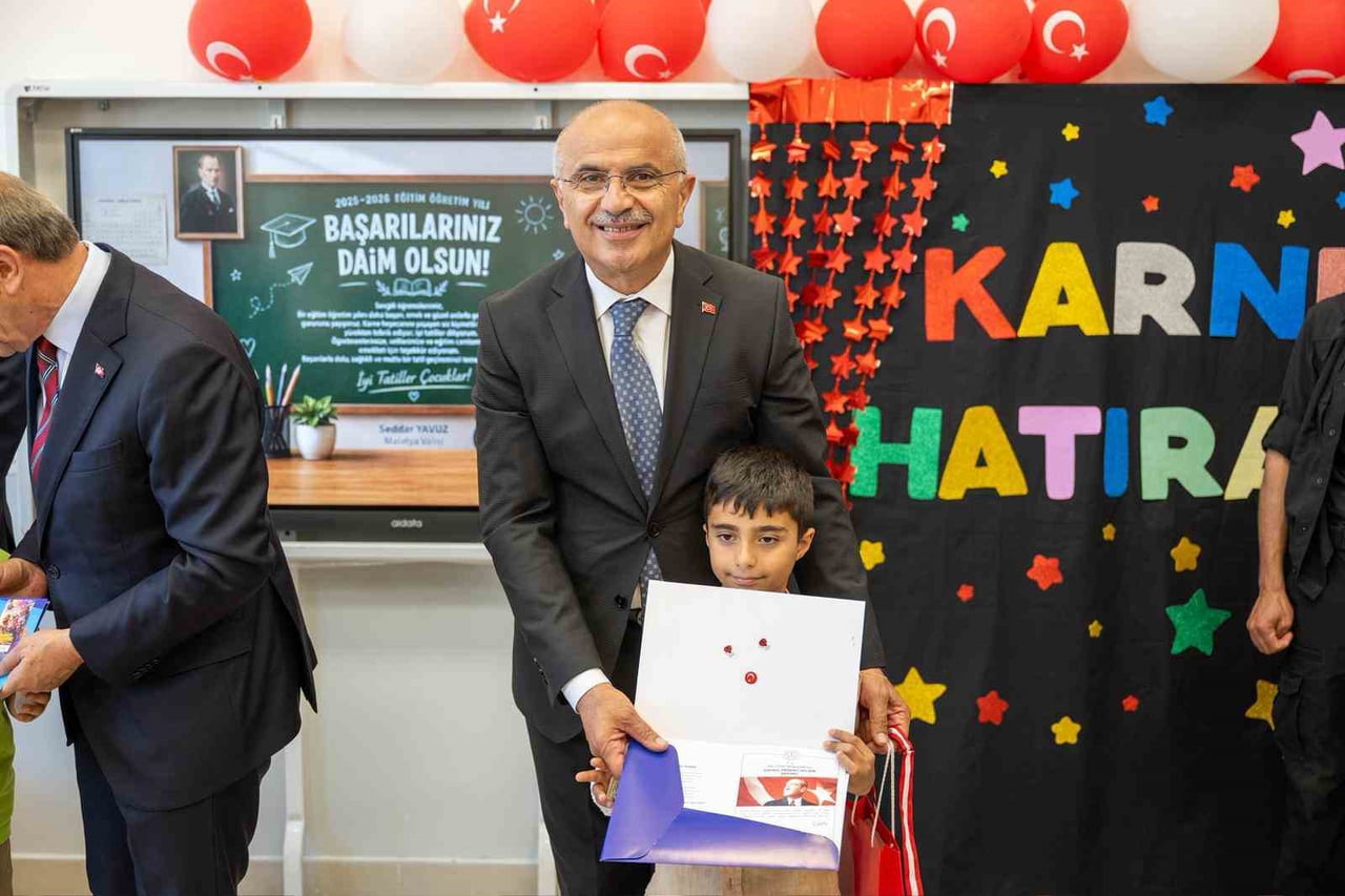 BAŞKAN ER ÖĞRENCİLERİN KARNE HEYECANINA ORTAK OLDU