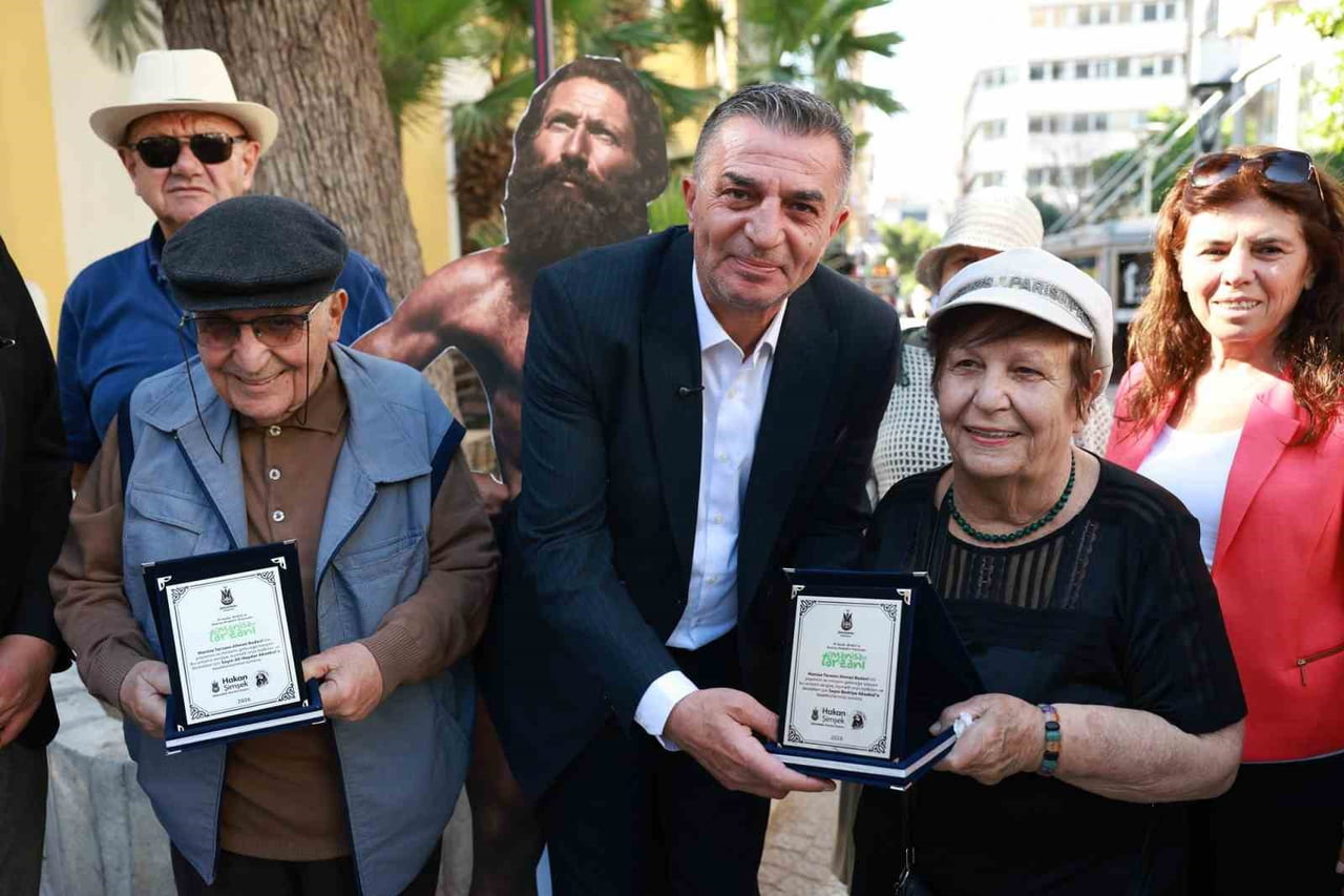 BAŞKAN HAKAN ŞİMŞEK, SERGİNİN HAZIRLANMASINA SUNDUKLARI KATKILAR VE MANİSA TARZANI’NIN YAŞAMINI...