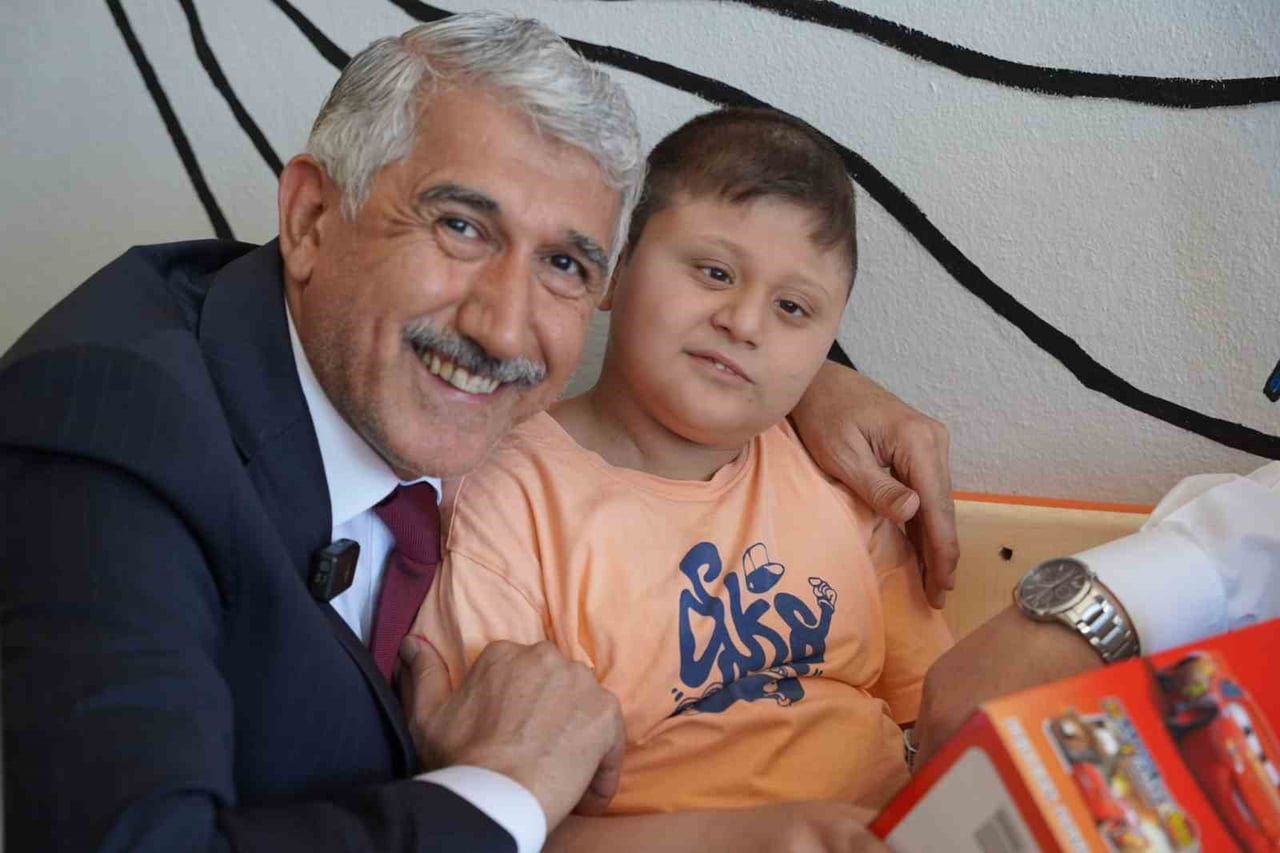 BAŞKAN HALLAÇ’TAN ÖZEL ÖĞRENCİLERE ANLAMLI ZİYARET