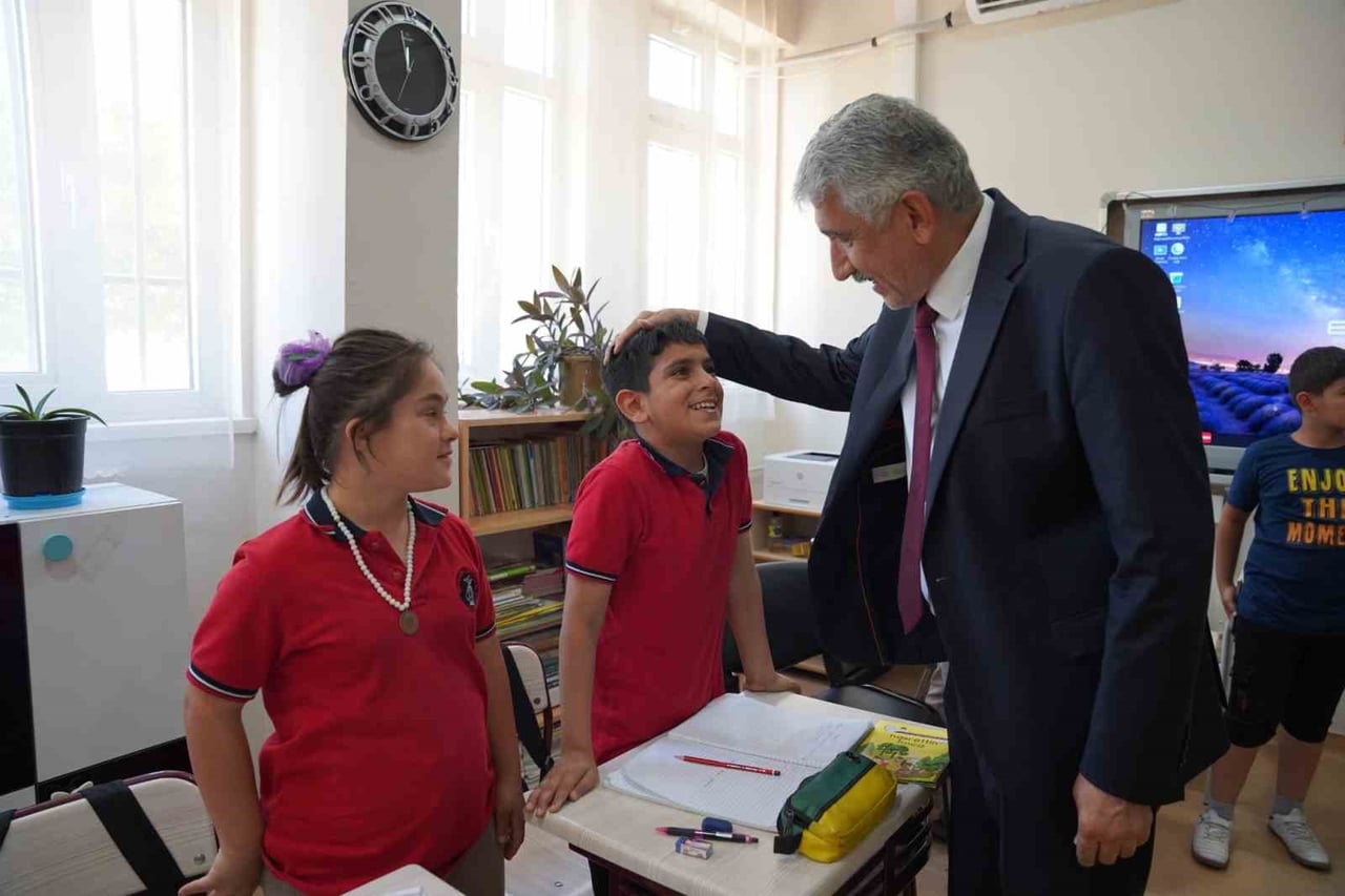 BAŞKAN HALLAÇ’TAN ÖZEL ÖĞRENCİLERE ANLAMLI ZİYARET
