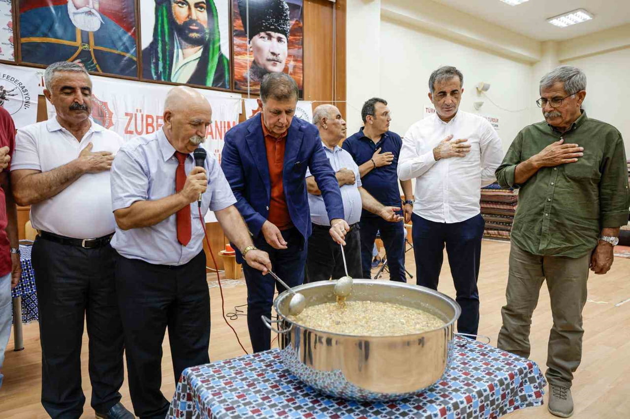 BAŞKAN TUGAY AŞURE LOKMASINI PAYLAŞTI