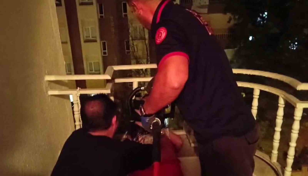 BATMAN'DA BALKON KORKULUKLARINA KAFASI SIKIŞAN KÜÇÜK KIZI İTFAİYE KURTARDI