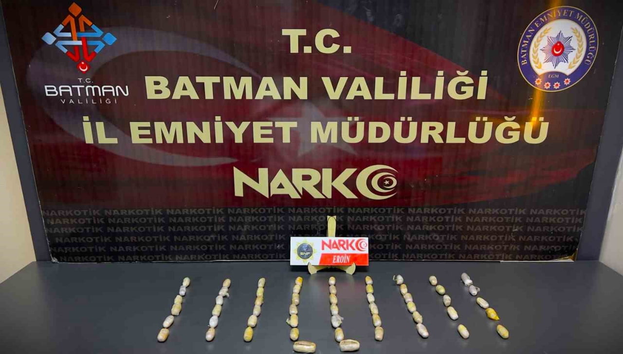BATMAN'DA, DURDURULAN YOLCU OTOBÜSÜNDE BULUNAN YABANCI UYRUKLU 4 ŞAHSIN MİDESİNDEN 353 PARÇA...