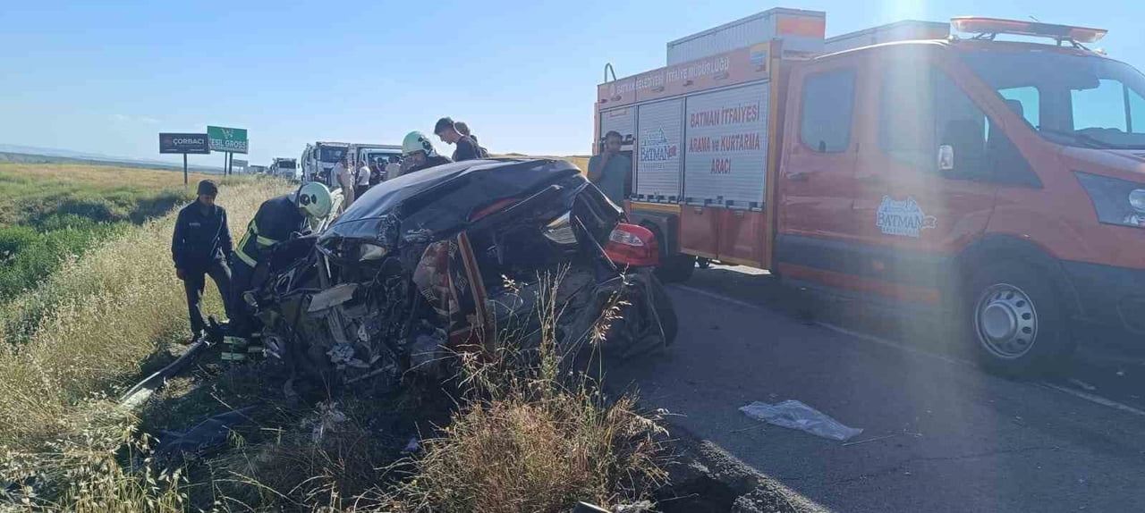 BATMAN'DA KAMYON İLE OTOMOBİLİN ÇARPIŞMASI SONUCU MEYDANA GELEN TRAFİK KAZASINDA 2 KİŞİ...