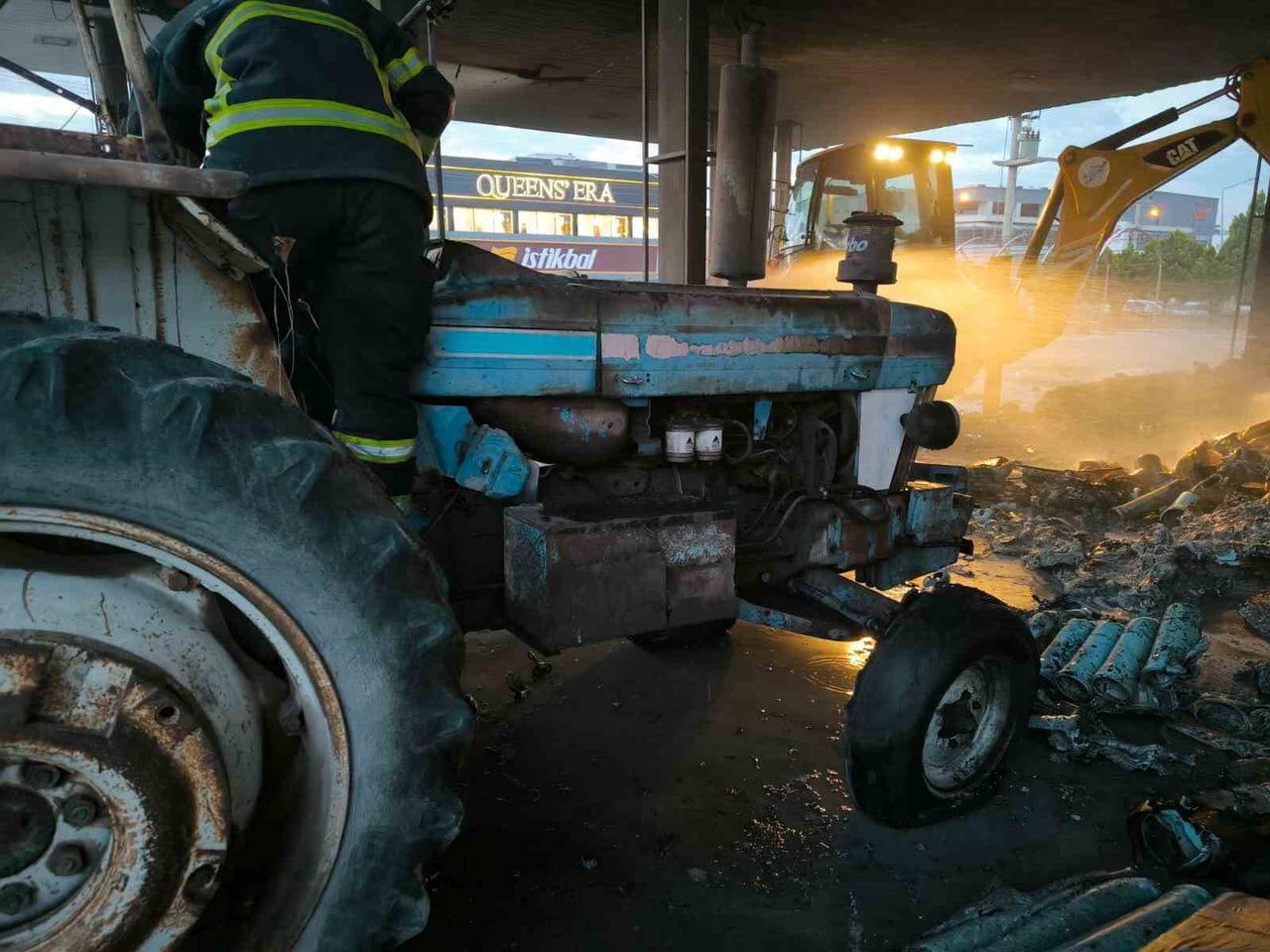 BATMAN'DA KULLANILMAYAN BİR AKARYAKIT İSTASYONUNDA ÇIKAN YANGIN, ÇEVREDE KISA SÜRELİ PANİĞE NEDEN...