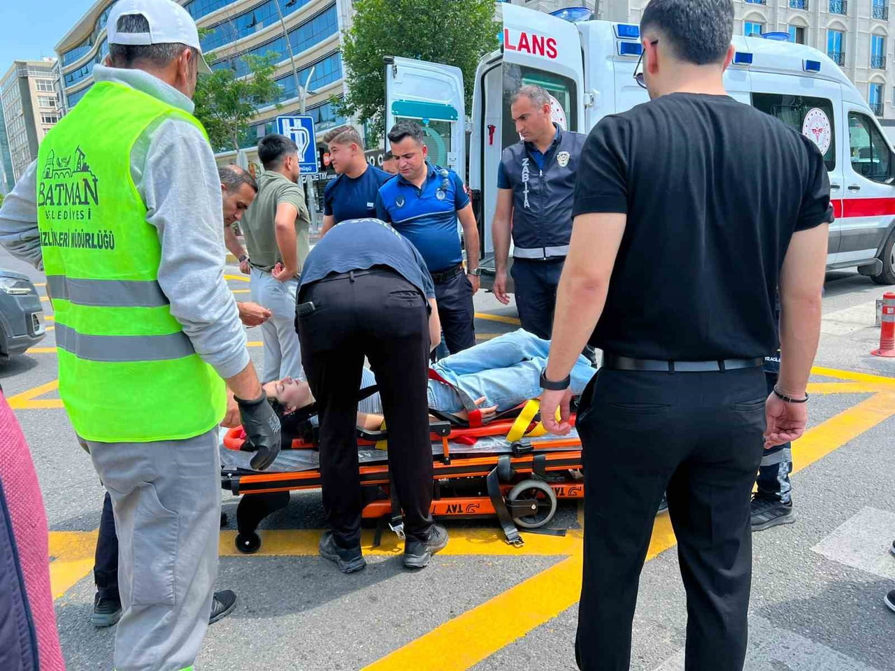 BATMAN'DA MOTOSİKLET KAZASINDA SÜRÜCÜ VE YAYA YARALANDI.