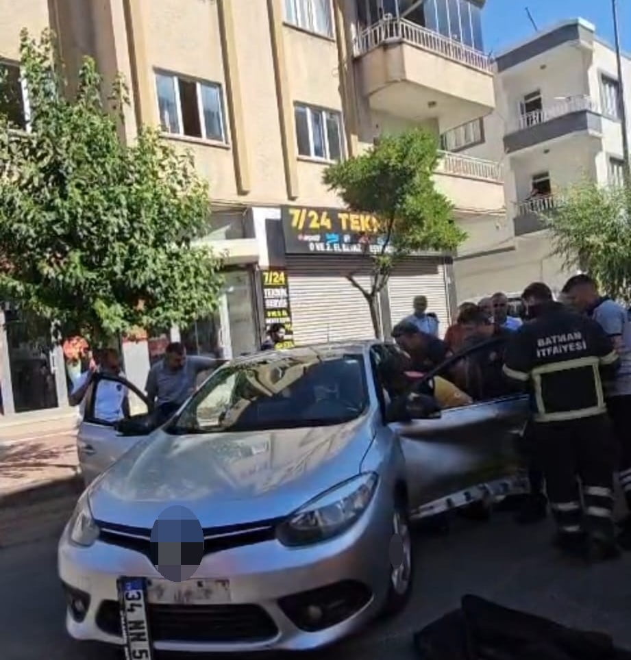 BATMAN'DA OTOMOBİL İLE HAFİF TİCARİ ARAÇ ÇARPIŞTI: 1 YARALI