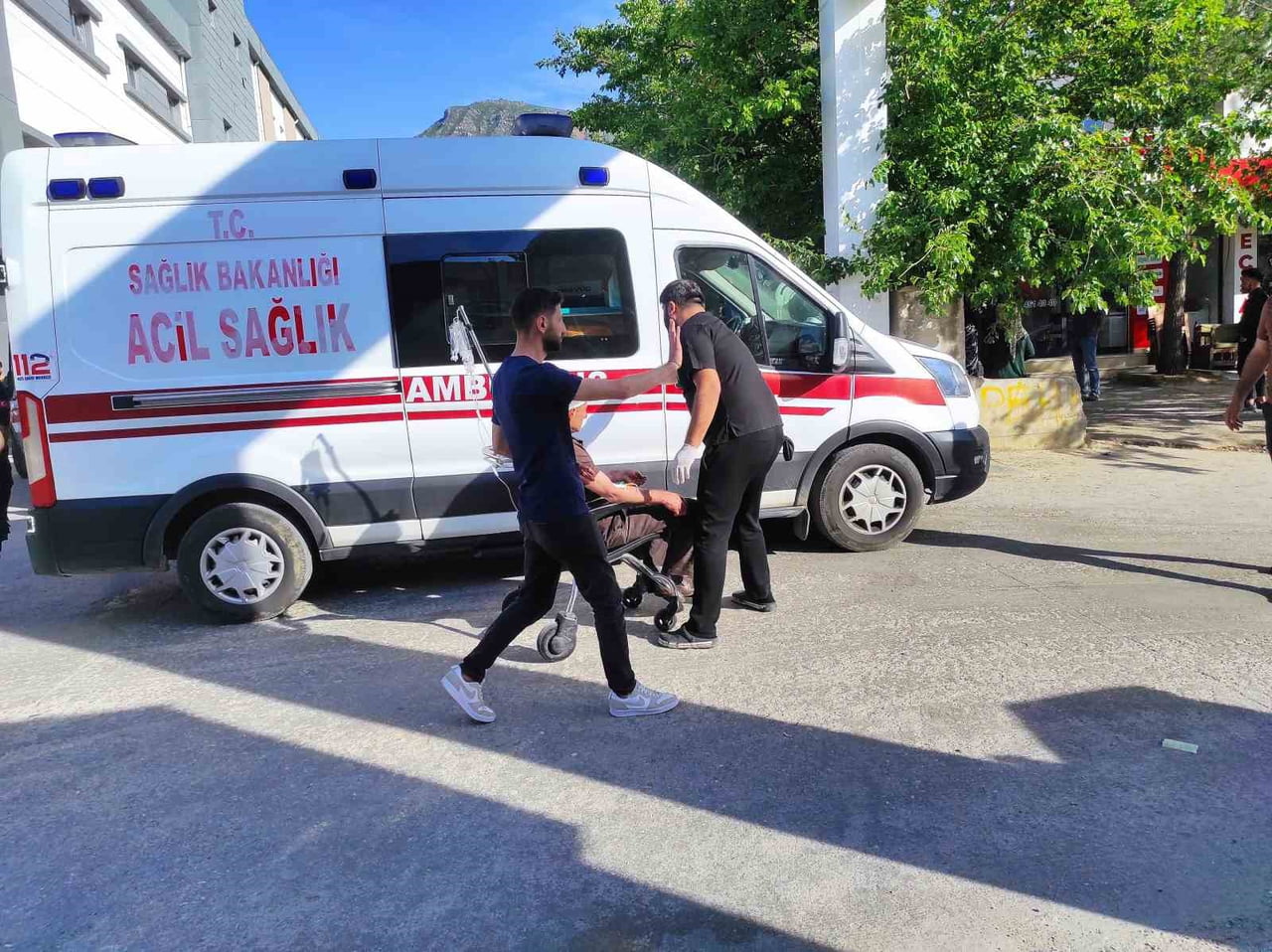 BATMAN'IN SASON İLÇESİNDE İKİ AİLE ARASINDA ÇIKAN TAŞLI VE SOPALI KAVGADA İLK BELİRLEMELERE GÖRE...