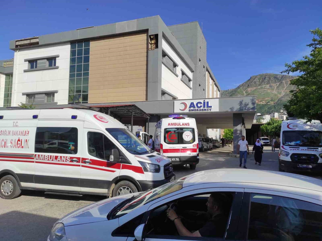BATMAN'IN SASON İLÇESİNDE İKİ AİLE ARASINDA ÇIKAN TAŞLI VE SOPALI KAVGADA İLK BELİRLEMELERE GÖRE...