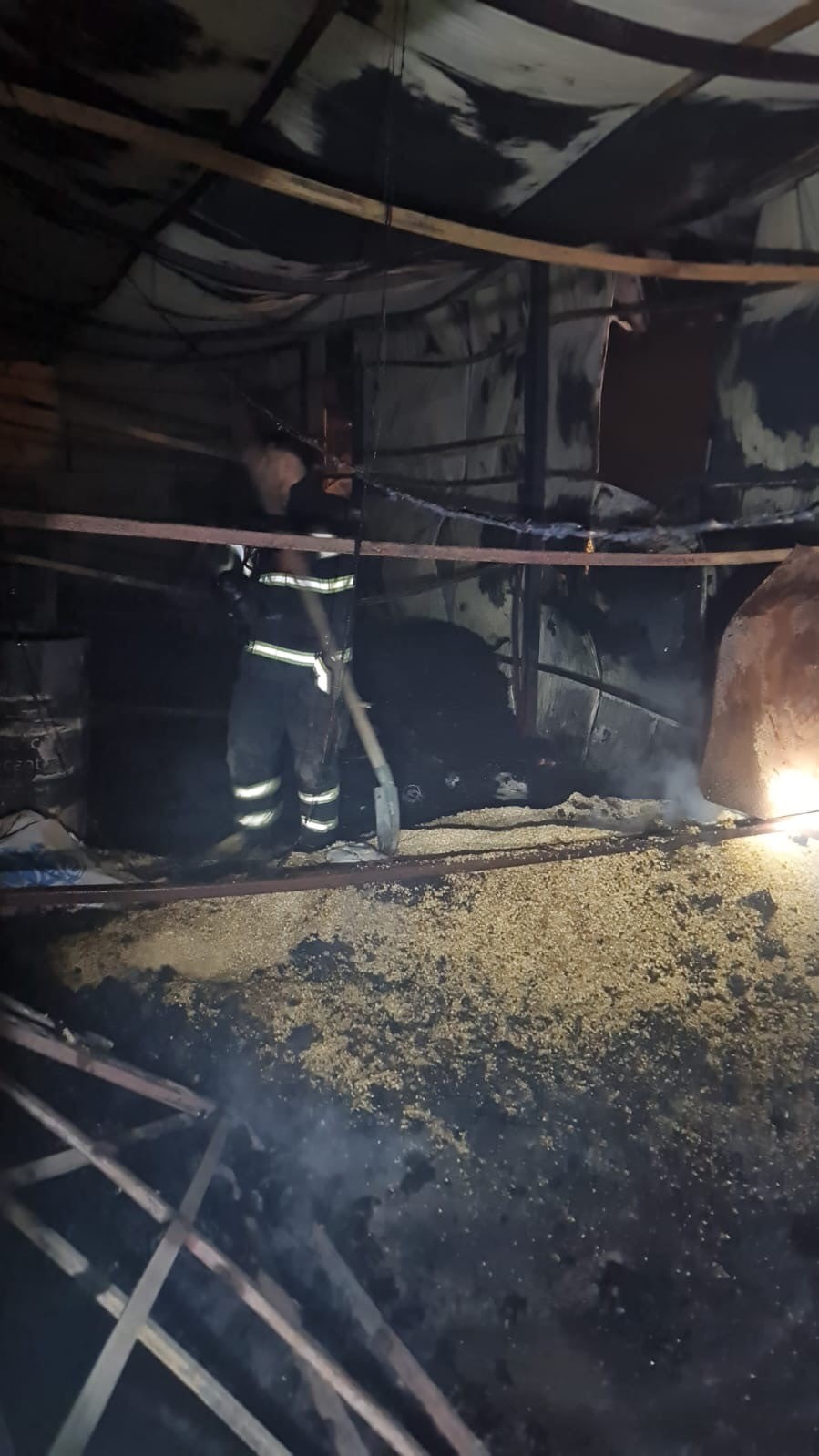 BATMAN’DA BİR AT ÇİFTLİĞİNDE ÇIKAN YANGINDA ATLARIN BULUNDUĞU İKİ BÖLÜM YANDI. YANGINDA 3 AT TELEF...