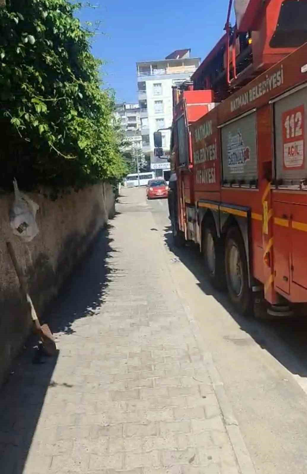 BATMAN’DA EV YANGININDA 2 KİŞİ DUMANDAN ETKİLENDİ