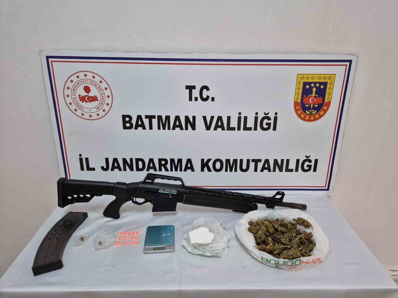 BATMAN’DA JANDARMA EKİPLERİNCE UYUŞTURUCU MADDE TİCARETİ YAPAN ŞÜPHELİLERE YÖNELİK DÜZENLENEN EŞ...