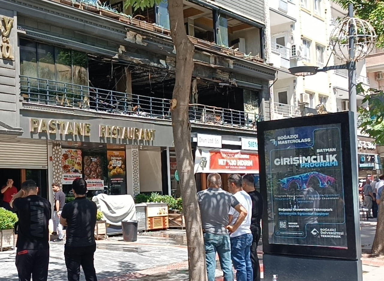 BATMAN’DA SABAHA KARŞI İKİ KATLI BİR PASTANENİN MÜŞTERİ KATINDA ÇIKAN YANGIN, İTFAİYE EKİPLERİNİN...