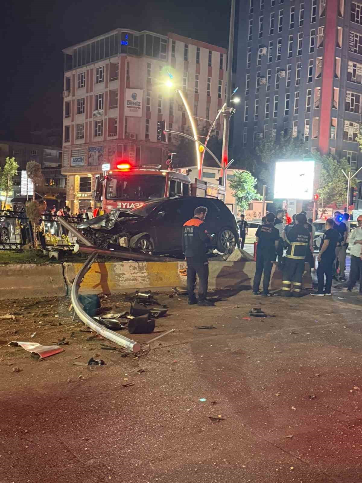 BATMAN’DA VALİLİK KAVŞAĞI’NDA MEYDANA GELEN TRAFİK KAZASINDA 3 KİŞİ YARALANDI.