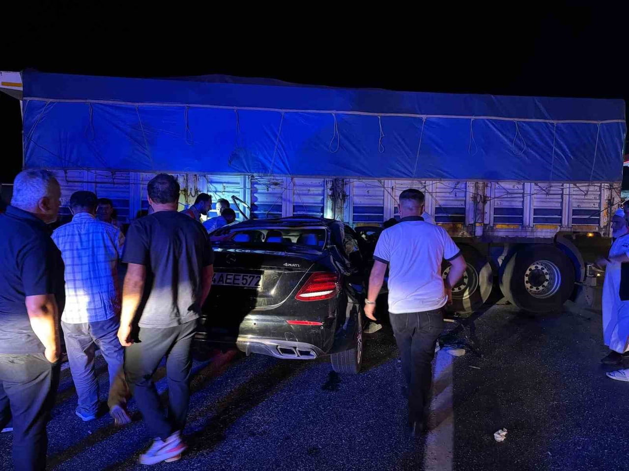 BATMAN’IN KOZLUK İLÇESİ İPEKYOLU ÜZERİNDE MEYDANA GELEN TRAFİK KAZASINDA TIR İLE OTOMOBİLİN...