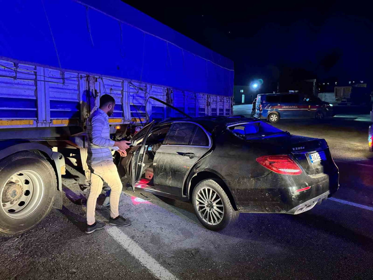 BATMAN’IN KOZLUK İLÇESİ İPEKYOLU ÜZERİNDE MEYDANA GELEN TRAFİK KAZASINDA TIR İLE OTOMOBİLİN...