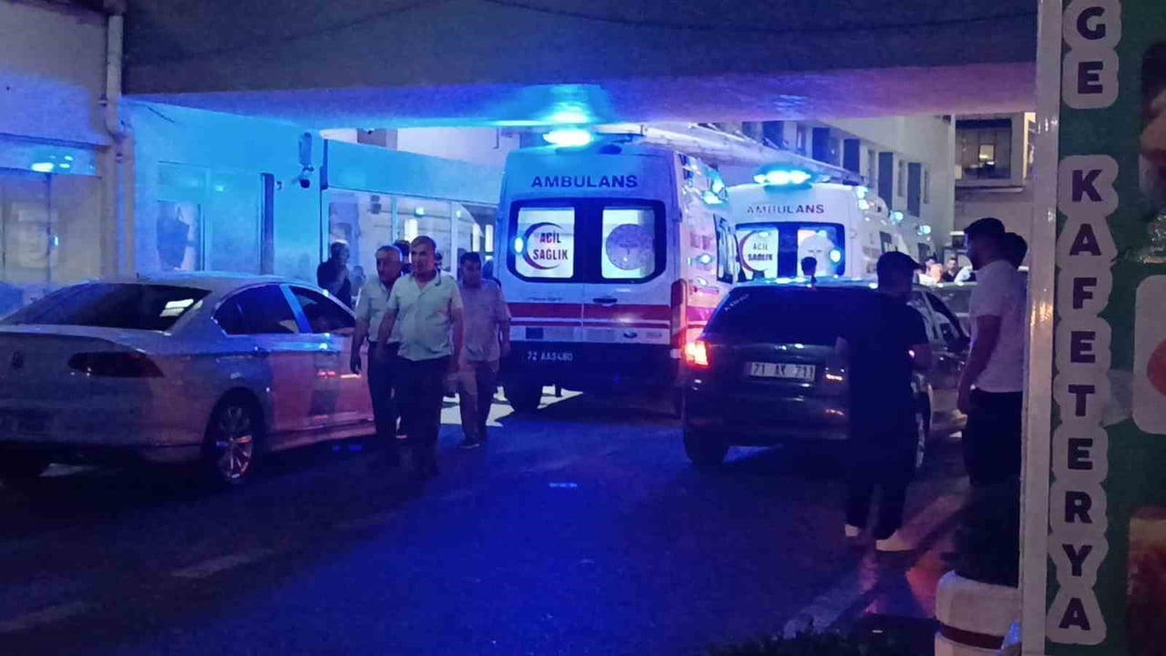 BATMAN’IN KOZLUK İLÇESİNDE İKİ AİLE ARASINDA ÇIKAN SİLAHLI KAVGADA AYNI AİLEDEN 4 KİŞİ YARALANDI....