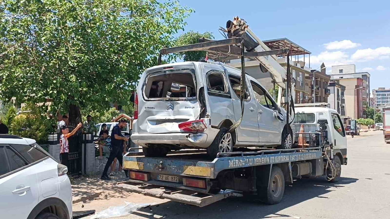 BATMAN KENT MERKEZİNDE OTOMOBİL İLE HAFİF TİCARİ ARACIN ÇARPIŞMASI SONUCU MEYDANA GELEN KAZADA 1...