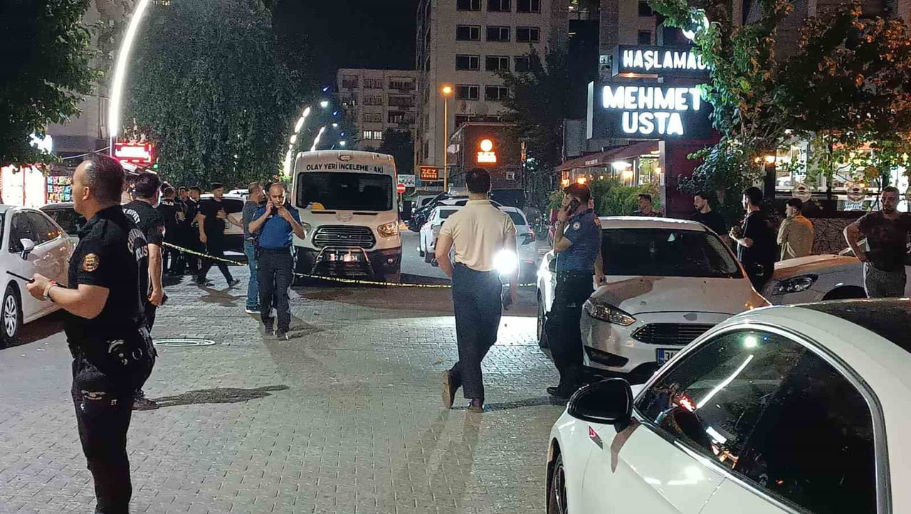 BATMAN KİMLİĞİ BELİRSİZ KİŞİ YA DA KİŞİLER TARAFINDAN SEYİR HALİNDEKİ ARAÇTAN BİR YAYAYA SİLAHLI...