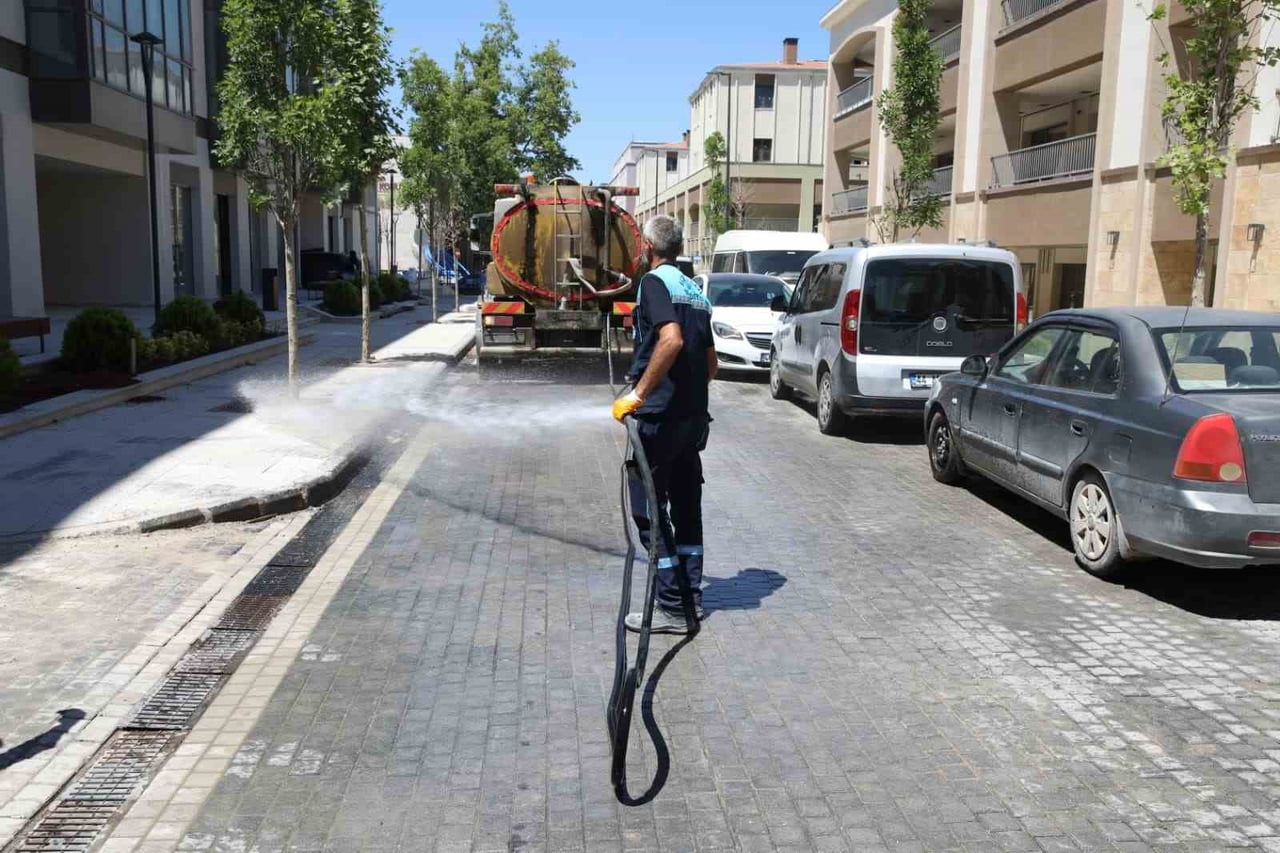 BATTALGAZİ BELEDİYESİ’NDEN AKPINAR ÇARŞISI’NDA TEMİZLİK ÇALIŞMASI