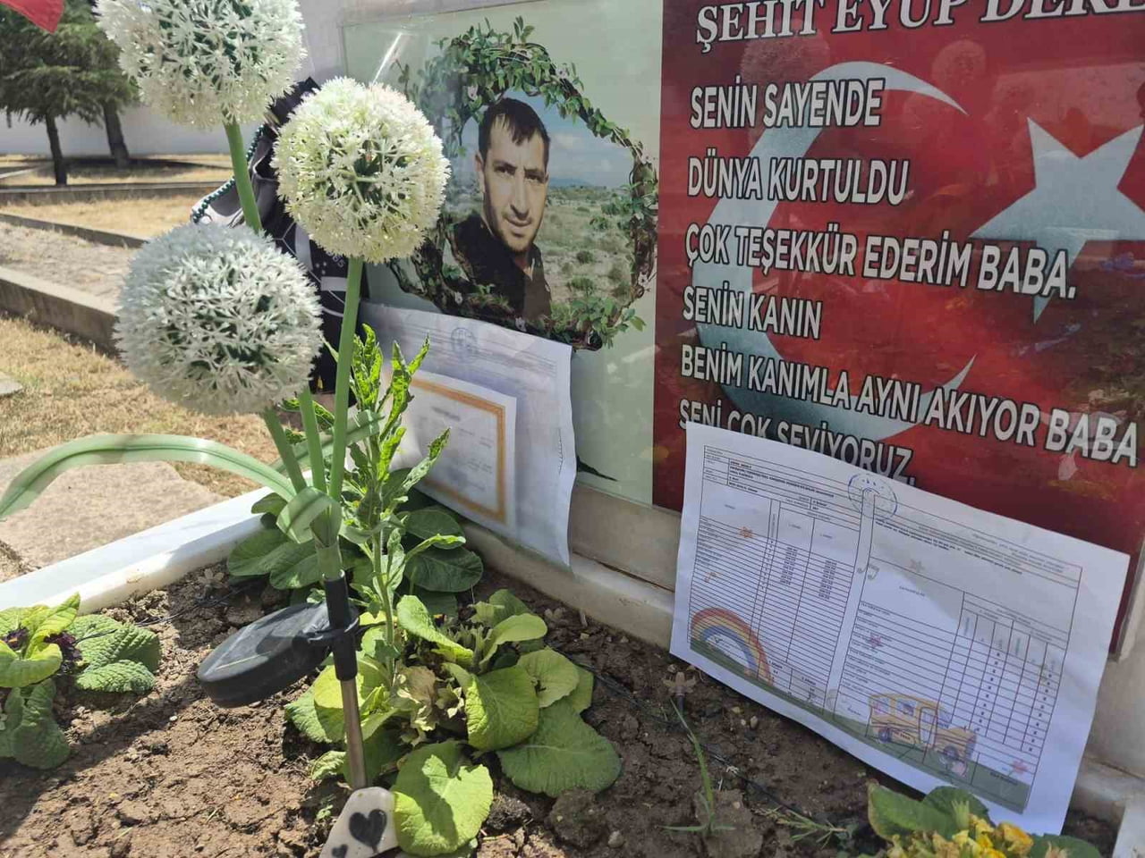 BATUHAN VE DEFNE DERELİ KARNELERİYLE BABALARININ MEZARINA KOŞTU
