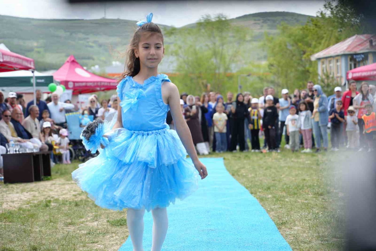 BAYBURT'TA RENKLİ ÇEVRE ŞENLİĞİ: MİNİKLER HEM EĞLENDİ HEM ÇEVRE BİLİNCİ KAZANDI