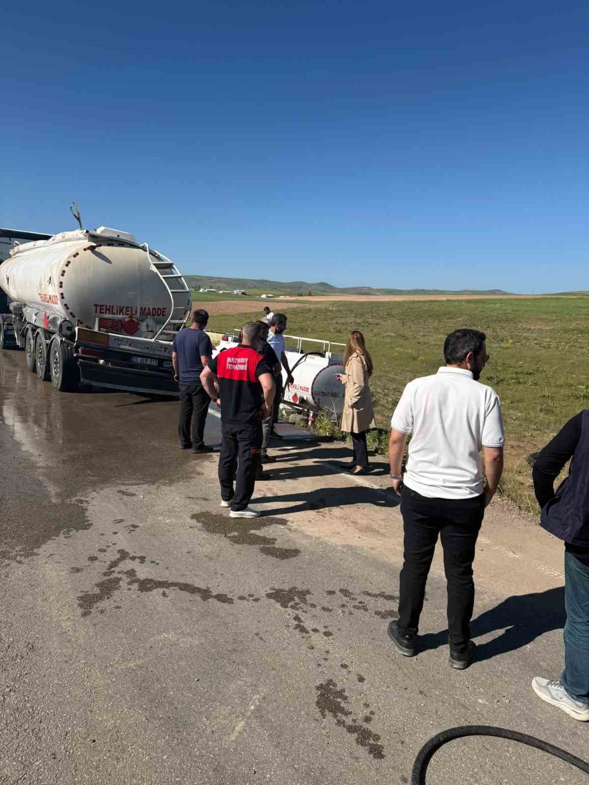 BAYBURT'TA YAKIT YÜKLÜ TANKERİN DEVRİLDİĞİ BÖLGEDE ÇEVRESEL İNCELEME YAPILDI