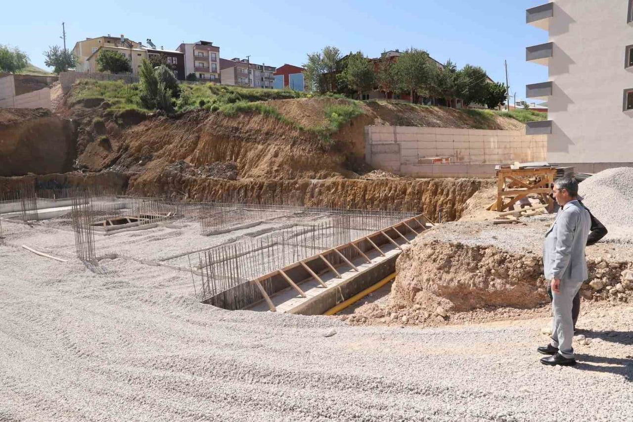 BAYBURT'TA YAPIMI DEVAM EDEN OKUL İNŞAATLARINDA ÇALIŞMALAR SÜRÜYOR
