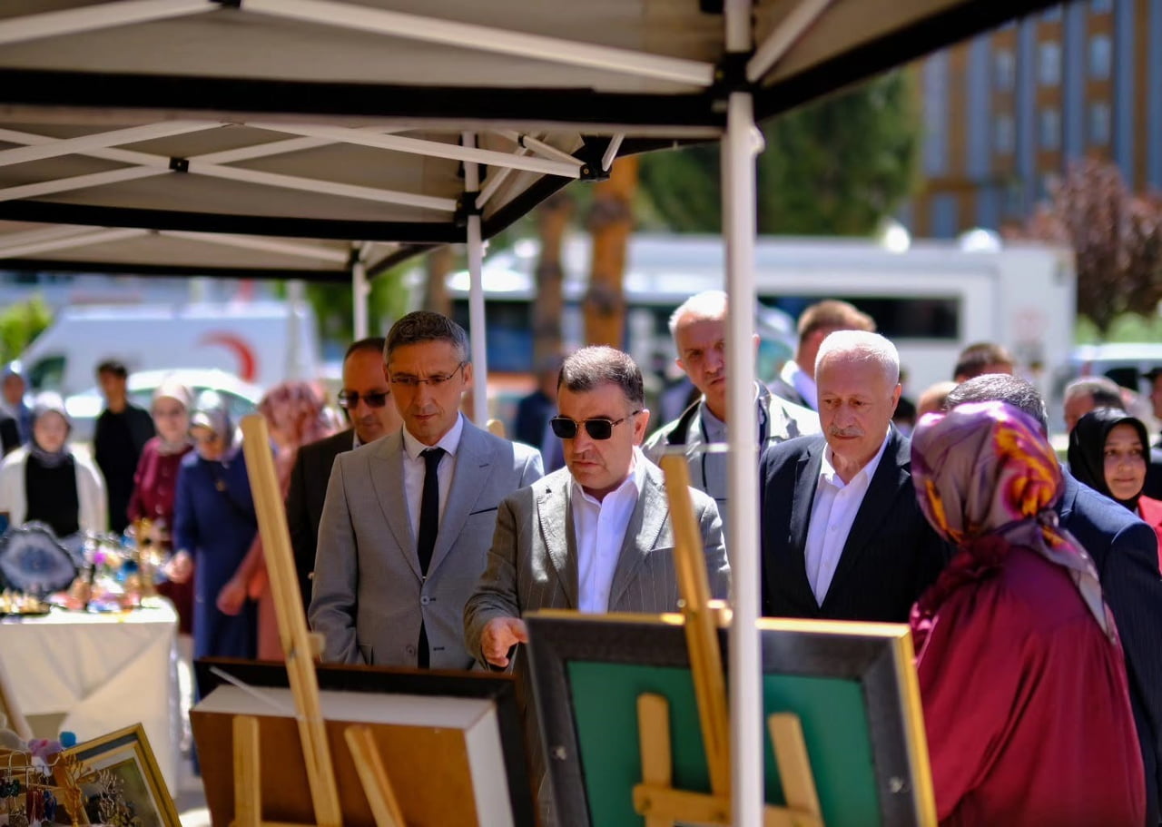 BAYBURT HALK EĞİTİMİ MERKEZİ KURSİYERLERİNDEN YIL SONU SERGİSİ