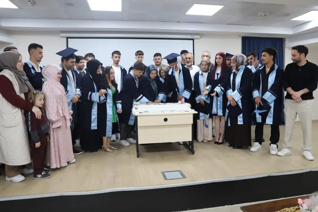 BAYBURT MESEM ÖĞRENCİLERİ İÇİN MEZUNİYET TÖRENİ DÜZENLENDİ