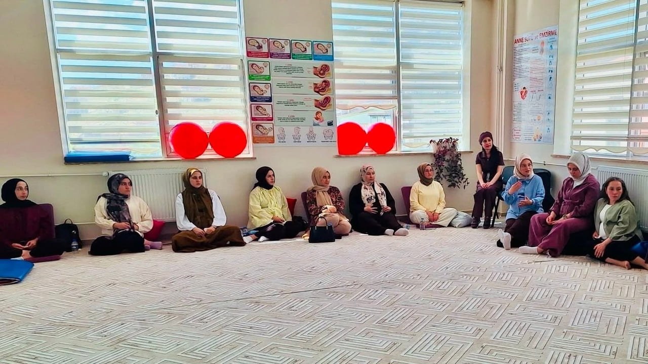 BAYBURT’TA ANNE ADAYLARINA SAĞLIKLI GEBELİK EĞİTİMİ VERİLDİ