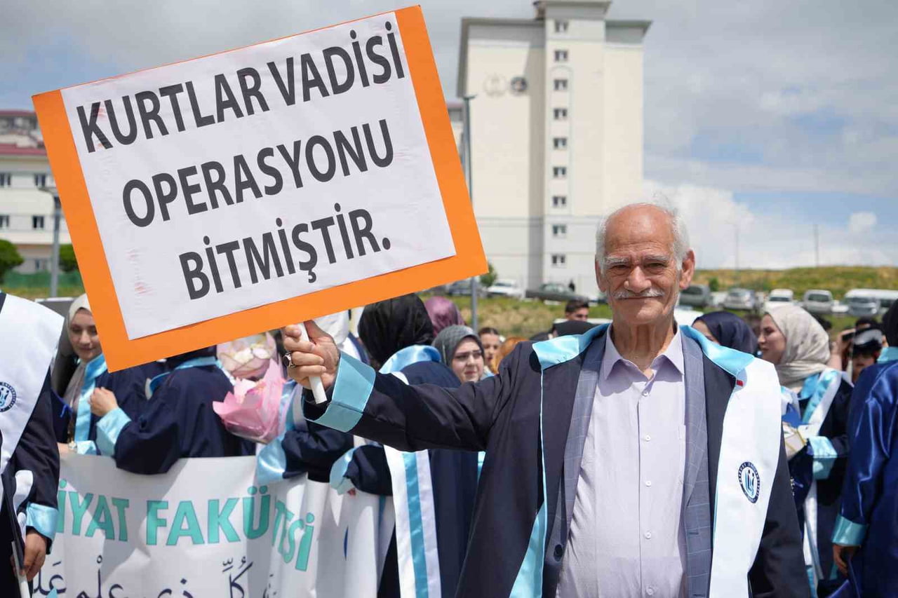 BAYBURT’TA AZMİN HİKÂYESİ: 71 YAŞINDA BAŞLADIĞI ÜNİVERSİTEDEN 75 YAŞINDA MEZUN OLDU
