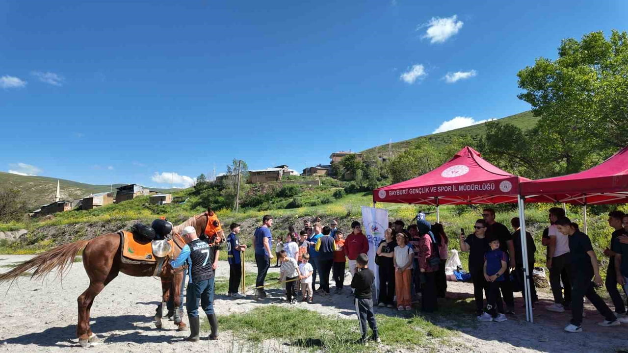 BAYBURT’TA DENEYAP ÖĞRENCİLERİNE ATA SPORU CİRİT TANITILDI